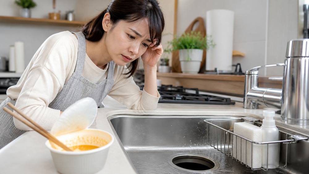 カップラーメンの汁を排水口へ流してしまった時のイメージ